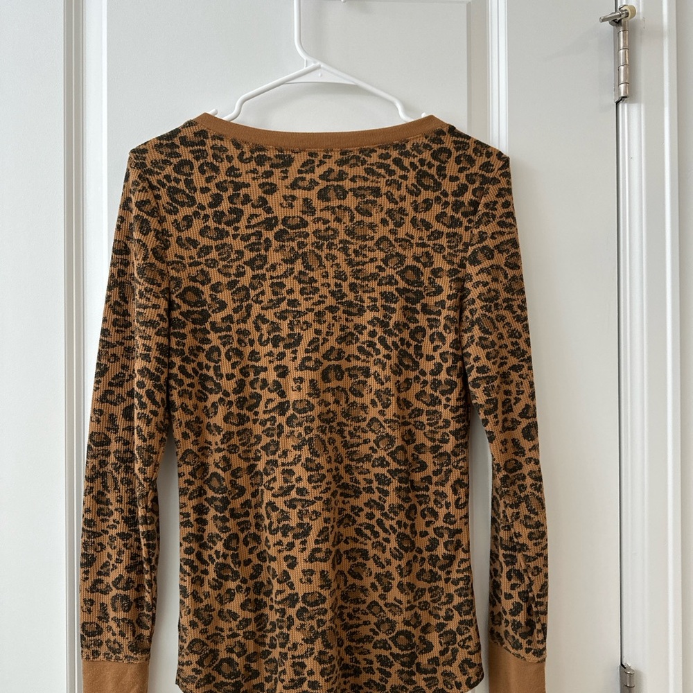 Time and Tru Brown Leopard Long Sleeve Top - Picture 3 of 6